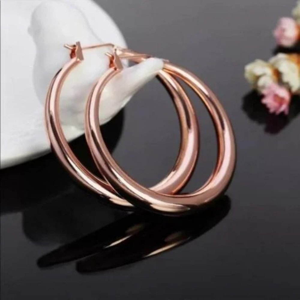 NEW 18K ROSE GOLD 1.5” ROUND HOOP EARRINGS, BEAUTIFUL EARRINGS, CUTE EARRINGS.